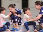 Bé gái khóc bắt đền vì dì xin một miếng cắn hết cây kem