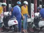 Video hài nhất tuần qua: Cô gái dắt xe máy điện đi đổ xăng
