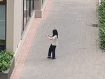 Cô gái yêu đời nhún nhảy quay video 'tự sướng'