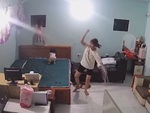 Ba mẹ con ở nhà mở nhạc Pokemon quẩy cực sung