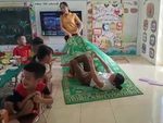 Cô giáo mầm non nằm xuống nền nhà trổ tài quay phim