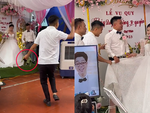 Chàng trai nhanh trí tặng 'giày độn đặc biệt' cho chú rể