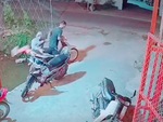 Hai thanh niên say rượu lùi xe máy ngã xuống mương