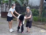Cháu gái lầy lội giả làm bà thông gia xuống thăm ngoại
