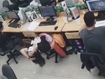 Nữ nhân viên văn phòng bị dập mông vì ngồi ngả ngớn