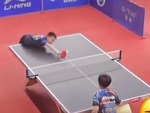 Bé trai ấm ức vì đối thủ giao bóng bàn quá kỹ thuật