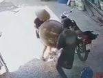 Màn khiêng chum đi vào lòng đất của hai vợ chồng