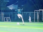 Chàng trai lấy đà như Ronaldo nhưng sút chẳng khác gì Harry Maguire