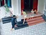 Con gái cười khoái chí khi thấy bố mẹ múa túy quyền