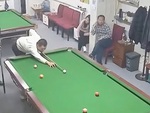 Chàng trai kết thúc ván đấu bằng 5 cơ bida rùa liên tiếp