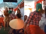 Cô gái ngừng hát khi chàng trai đeo mặt nạ lên nhảy phụ họa