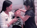 Chị gái quyền lực cho em trai uống thuốc trong một nốt nhạc