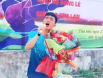 Chàng trai cover 'Lỡ hẹn với dòng Lam' như nuốt đĩa