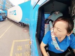 Nữ tài xế lái xe container lùi vào chuồng hẹp đẳng cấp