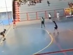 Cô gái sút penalty nhẹ hều nhưng vẫn xâu kim được thủ môn