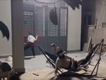 Giữa đêm hai anh trai bỏ chạy sấp mặt vì em gái báo quá báo