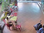Thanh niên sáng sớm say thuốc lào, mẹ nhìn thấy chán chẳng thèm bận tâm