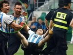 Chàng trai chạy vào sân ôm Messi, cười mãn nguyện khi bị an ninh bắt