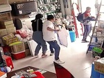 Con trai được bố hậu thuẫn cho đi đá bóng khi bị mẹ cấm