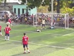 Thủ môn cản penalty thành công bị đồng đội báo hại thủng lưới