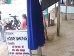 Thanh niên trộm bia 'hoàn lương' tức thì khi bị bắt quả tang