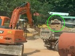 Tài xế lái máy xúc đuổi theo xe ben để lấy lại gầu