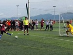 Cô gái sút penalty nhẹ hều vẫn khiến thủ môn bất lực