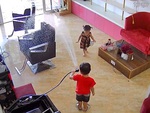 Bé trai xịt nước khắp nhà làm bể bơi