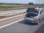 Tài xế mở nắp ca pô lái xe 'theo giác quan thứ 6'