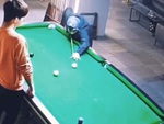 Chàng trai có cú đánh bida rùa vô cùng ảo diệu