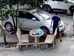 Chàng trai thốn tận rốn khi hướng dẫn tài xế đậu ô tô