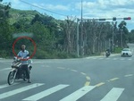 Video hài nhất tuần qua: Dừng xe máy chờ đèn đỏ kiểu ngược đời