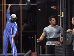 Hai gymer ngơ ngác trước anh lao công nâng tạ một tay