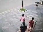 Chàng trai hớt hải gọi bạn thân ra đường ngắm người đẹp dạo phố