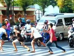 Người dân chờ đèn đỏ phì cười với 4 chàng trai nhún nhảy qua đường
