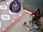 Mẹ chồng cười như được mùa khi con dâu vụng về làm đổ tô canh