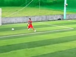 Thủ môn báo hại đội nhà thủng lưới vì đỡ bóng hụt
