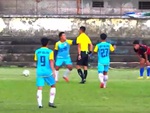 Cầu thủ tát trọng tài khi bị thổi phạt