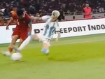Pha trả đũa lộ liễu của cầu thủ Argentina khi bị Indonesia chơi xấu