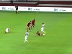 Những pha vào bóng thô bạo của cầu thủ Indonesia và Argentina