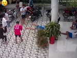 Đám bạn cười lăn lóc khi chàng trai trượt chân ngã 2 lần tại 1 chỗ