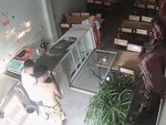 Pha khiêng tủ mát 'đi vào lòng đất' của ba chàng trai