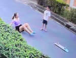 Cô gái ngã dập mông khi thử trượt ván