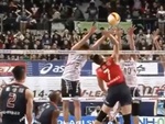 Vận động viên bóng chuyền có pha nhảy cao đập bóng như bắn chim