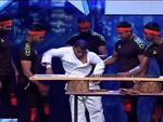 Võ sư đứng không vững khi dùng gạch trổ tài thiết đầu công