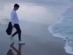 Chàng trai ướt sũng người khi làm màu với sóng biển