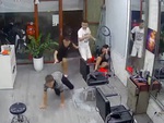 3 thanh niên đứng trước cửa ngắm mưa hú hồn khi nghe tiếng sấm