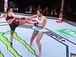 Nữ võ sĩ chơi xấu khi bắt tay bị đối thủ đánh no đòn
