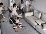Bố nhanh trí đổ lỗi cho con trai khi thấy 'nóc nhà' vào