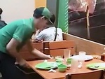 Chàng nhân viên phục vụ dọn dẹp, lau bàn điêu luyện